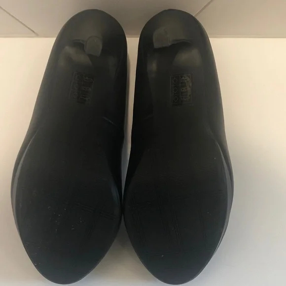 Le Chateau Classic Black Heels - Picture 4 of 4